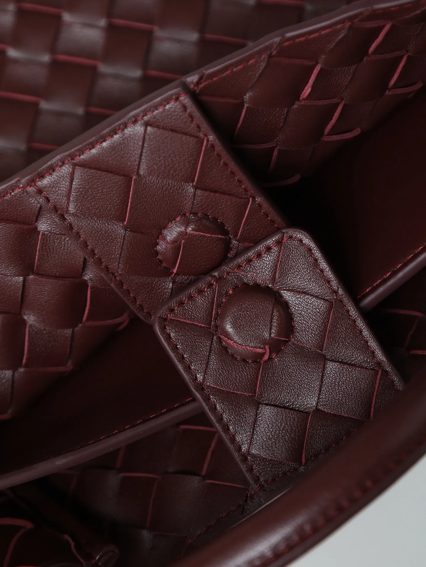 1550. Andiamo is shipping‼ ️Really popular🔥The new Andiamo woven handbag launched by Bottega Veneta this season is really popular all over the world! ! Celebrities at home and abroad have worn it, and Oscar-winning actress Michelle Yeoh has taken it out on the street. Song Jia, Trai Yala, Yu Feihong, Sanji Ayaka, Rosie Hunting-Whiteley, Yoshioka Riho, etc. have all worn this bag. It is classic and versatile and shows off your temperament, and the bag capacity is also large, which is very convenient for daily commuting! ! A variety of carrying methods, the shoulder straps can be adjusted by yourself, the original lambskin feels soft and delicate, and the unisex style breaks gender boundaries and brings a more practical and longer-lasting use experience. Andiamo, which has both elegant and casual styles, perfectly interprets the true appearance of "fashionable old money style". Style number: 766016 Size: 32*24*12